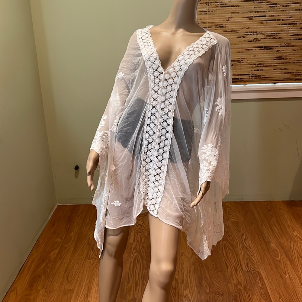 Boutique Bellissima Gorgeous Mesh Lace Coverup With Crochet Flowers One Size